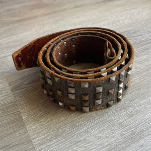 Línea Pelle made in Italy studded belt